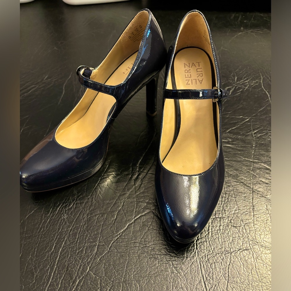 Naturalizer navy pumps